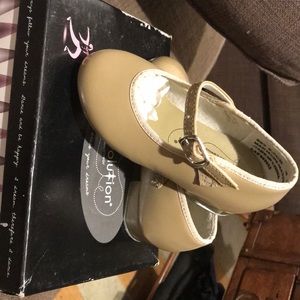 Tan revolution tap shoes size 8.5 ch - like new